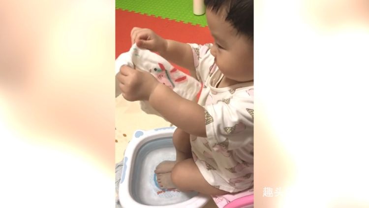 萌娃坐在凳子上洗脚，乖巧的样子真是太可爱，让众多网友纷纷点赞