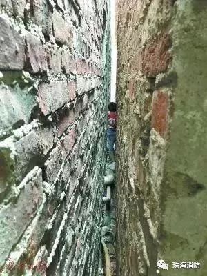 小朋友头被卡，危急关头...别大意！这10点是孩子身边最常见的安全隐患