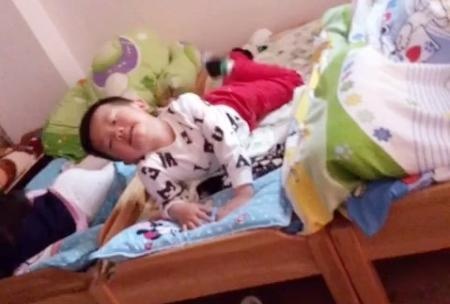 宝宝睡觉喜欢滚来滚去？不是因为热的！4个“苦衷”你可能想不到