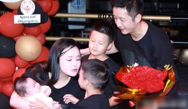 邹市明不再逃避，大方回应四胎话题，4个字让人无话可说