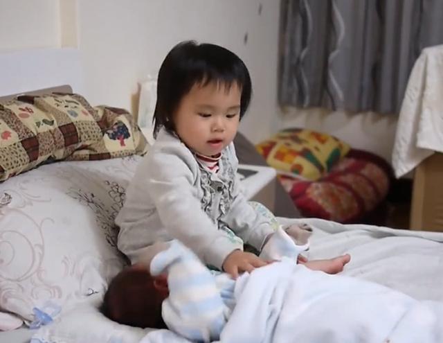 有了二胎以后，老大的这些行为，父母一定要给予足够的爱才可以