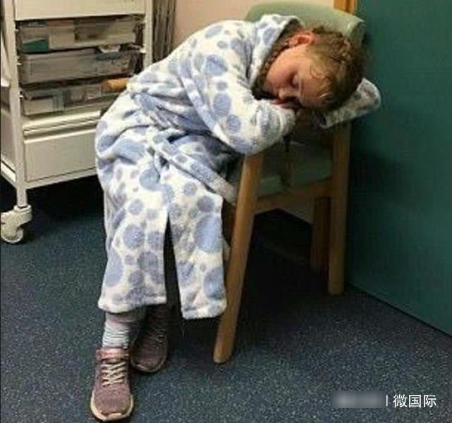 小女孩被蜘蛛咬了一口，回家高烧不退，从脓包里爆出一堆蜘蛛