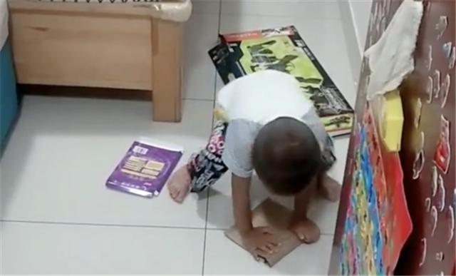 孩子从奶奶家回来，不理父母低头折纸盒，原因值得妈妈警醒