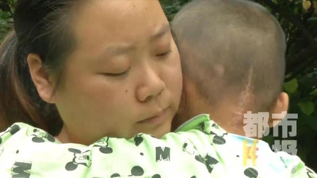 心酸！3岁女童患恶性肿瘤，父母选择先救女儿，奶奶还病着等待手术