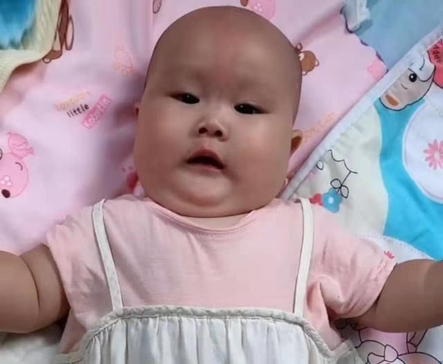 龙凤胎妹妹吃母乳，哥哥吃奶粉，3个月后一个巨无霸，一个小不点