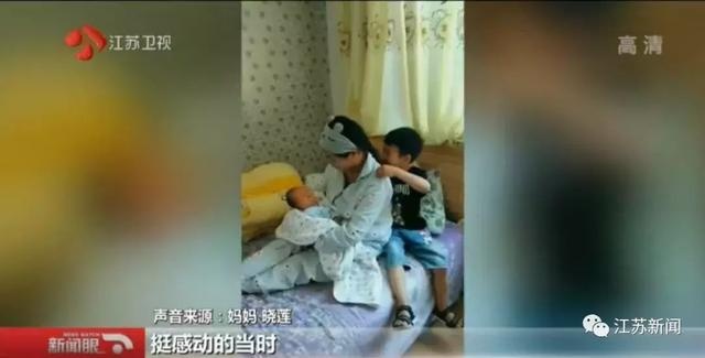 产房外，这个小男孩看哭网友！“宝宝出来了，我妈妈还在里面呢”