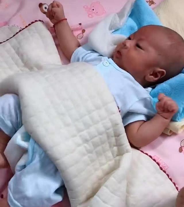 龙凤胎妹妹吃母乳，哥哥吃奶粉，3个月后一个巨无霸，一个小不点