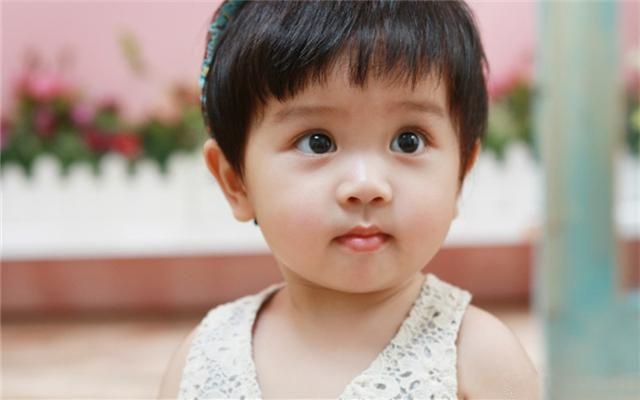 父母外貌传女不传男？这4种外貌特征最容易传给女儿，你家的准吗