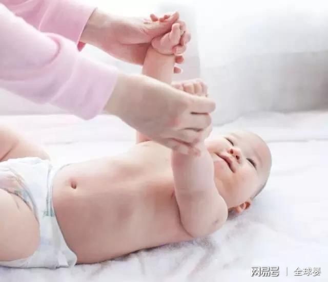 心聚心1分钟教会你如何正确给婴儿抚触