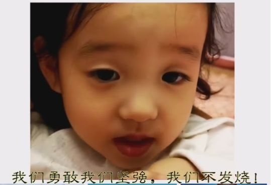 杨威喂发烧的女儿喝药 小家伙边喝药边为自己打气意志坚强
