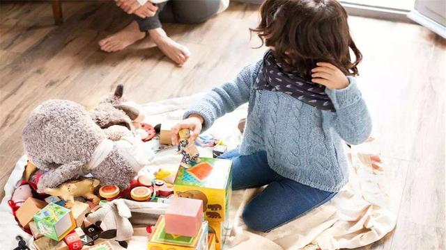 孩子总乱扔东西？不能强硬阻止，这2种“后果”比你想象中要大