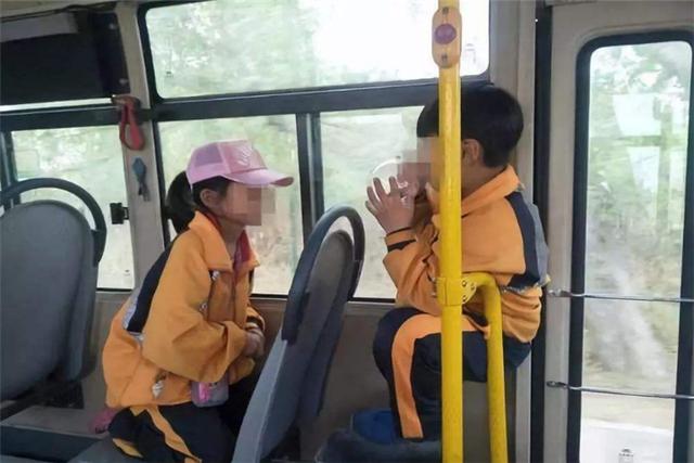 5岁女童公交车“虐”仓鼠，乘客吓得惊叫，妈妈却只顾着哄娃？