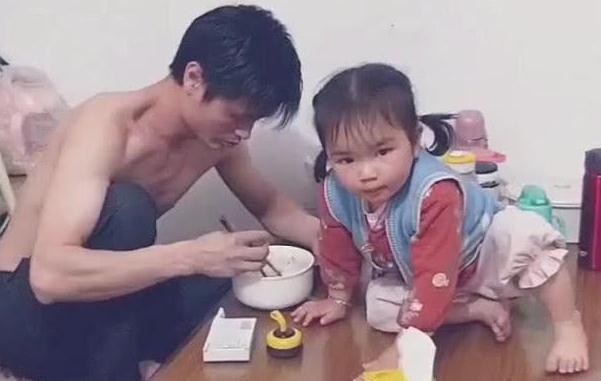 “淡定奶爸”喂小情人吃饭火了，猜中了开头，猜不到结局