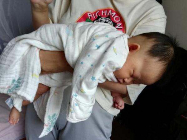 宝宝突然大哭不止，怎么哄都哄不好！宝妈教你一秒止哭