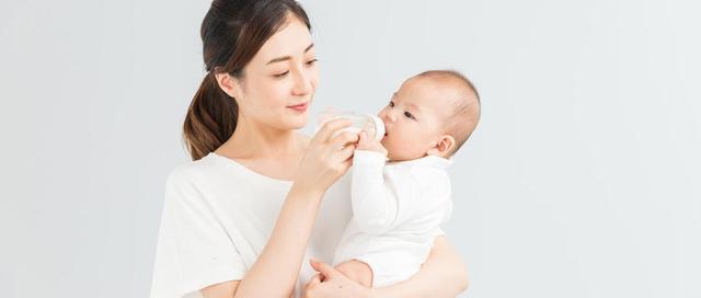 宝宝喂奶和哭时会吸入很多空气，宗护士：给孩子拍嗝有这2个作用
