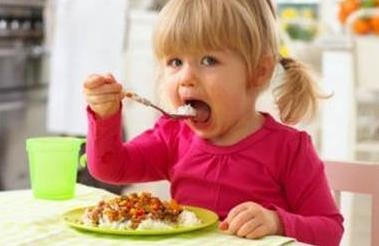 警惕！家长常做这些事易引发孩子食物倒流，要了孩子的命！