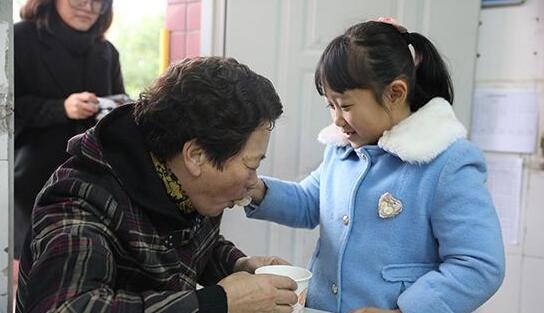 孩子长大后跟谁最亲？3种潜意识的行为从小一眼就能看出，很准