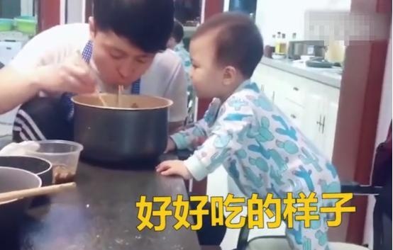 爸爸下班回家在吃饭，孩子不淡定了，网友：老了准备送养老院