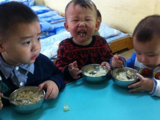 宝宝幼儿园不好好吃饭怎么办？在家做好这4点，孩子多得小红花