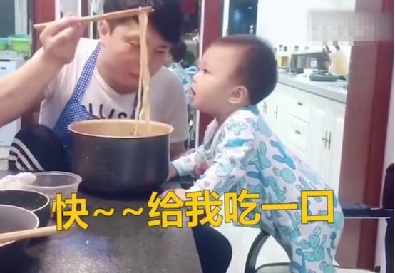 爸爸下班回家在吃饭，孩子不淡定了，网友：老了准备送养老院