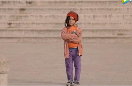 为什么小女孩，只是穿不同的衣服，路人对她的态度这么千差万别