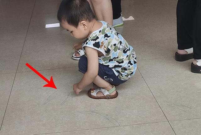 医院大厅地上男童用彩笔乱画，宝妈不管，保洁大爷一番话路人点赞