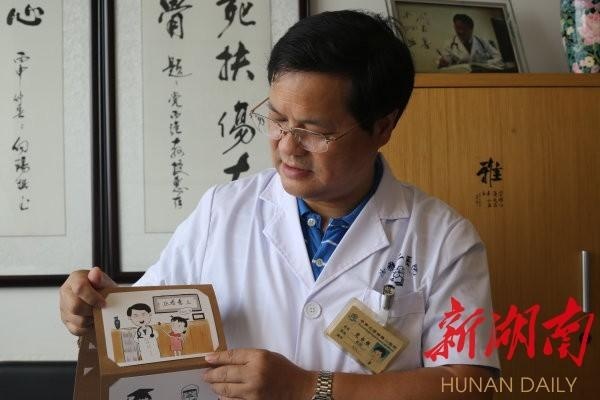 视频｜长大后我就成了你：13年前小患者当上医生，手绘画册感激为她治病的医生