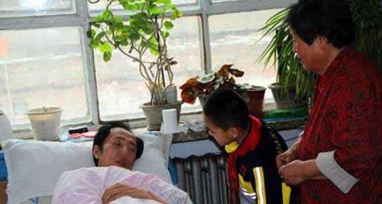 父亲病入膏肓，连医生都束手无策，儿子只问一句便知父亲病由