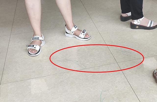 医院大厅地上男童用彩笔乱画，宝妈不管，保洁大爷一番话路人点赞