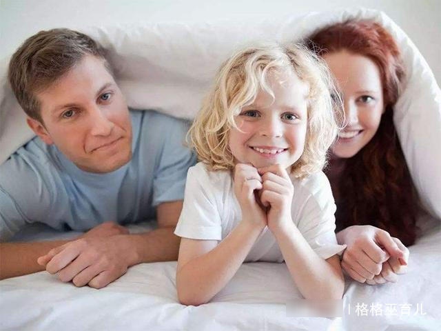 男孩在公交车上被乘客暴摔：你妈妈不打你，这世界会打你！