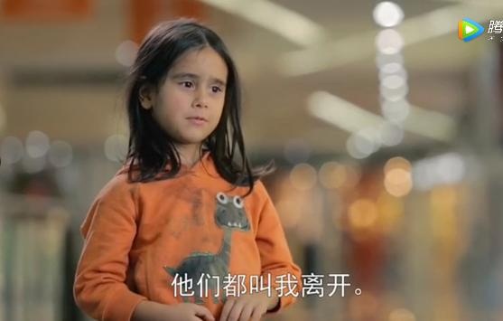 为什么小女孩，只是穿不同的衣服，路人对她的态度这么千差万别