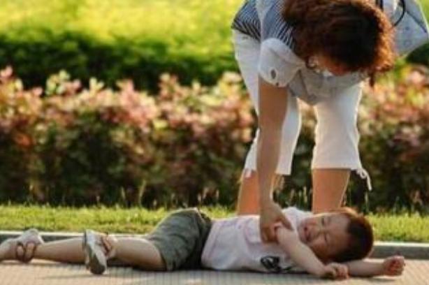为何孩子越哄哭的越“凶”？家长要反思下，自己是否学会理解