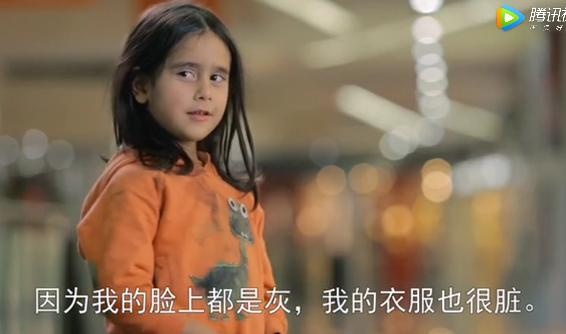 为什么小女孩，只是穿不同的衣服，路人对她的态度这么千差万别