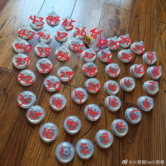 宝爸晒出孩子用过的旧奶嘴照片，4个娃计47个！网友：这都不算多
