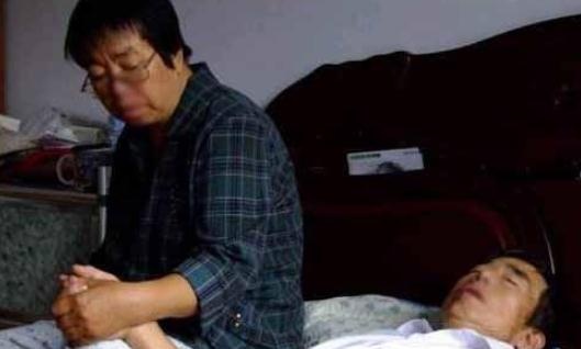 父亲病入膏肓，连医生都束手无策，儿子只问一句便知父亲病由