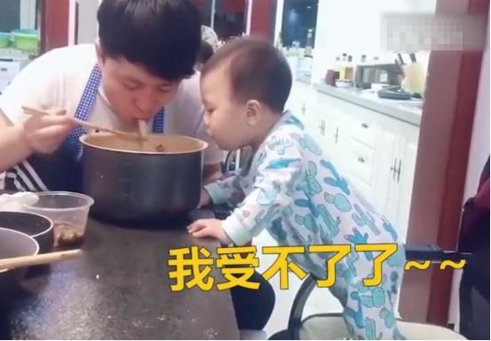 爸爸下班回家在吃饭，孩子不淡定了，网友：老了准备送养老院