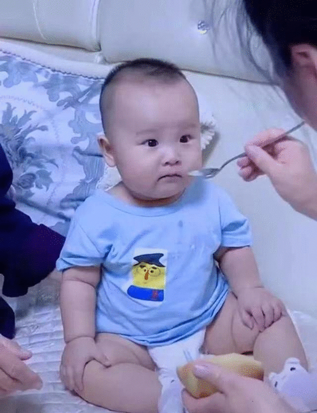 宝宝第一次吃辅食，“痴迷”的表情，让一旁妈妈忍俊不禁