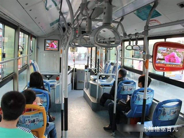 男孩在公交车上被乘客暴摔：你妈妈不打你，这世界会打你！