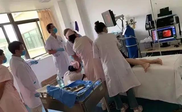 女童误吞玩具，宝妈做法反把自己送医院，如何正确应对，家长速学