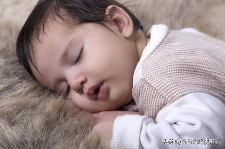 孩子睡觉总是喜欢出汗，不仅仅是因为缺钙，这些问题宝妈要留意
