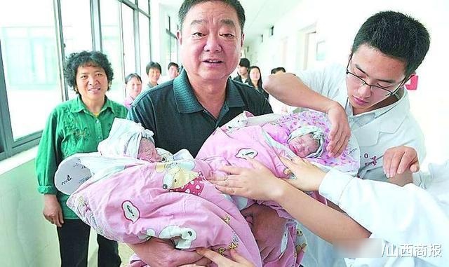 60岁中国最高龄产妇，拼死生下双胞胎，如今如何了？