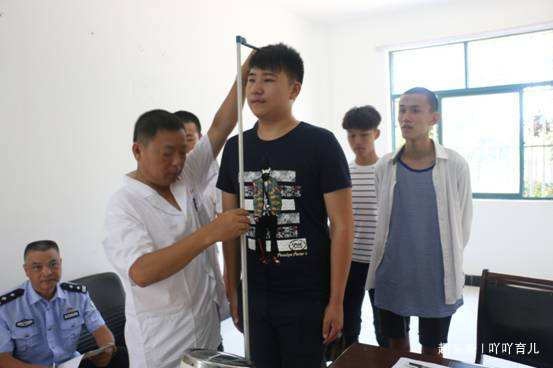 孩子个子高，爸爸怀疑不是自己亲生，医生：太无知！