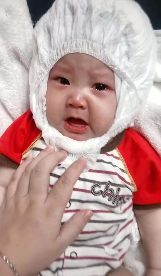 宝宝感冒发烧，妈妈想出超实用降温方法，网友笑翻：宝宝受苦了