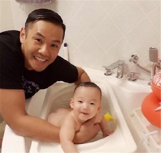 一岁半孩子一洗澡就哭，得知原因后，妈妈后悔不已