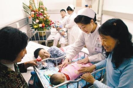 产妇剖腹产，孩子出生后护士抱着孩子出来，却没有一个家人过来抱