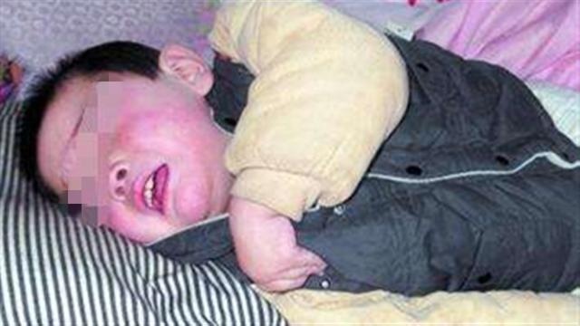 大孙子＂不哭不闹＂，奶奶逢人就夸＂好带＂，医生检查后直摇头