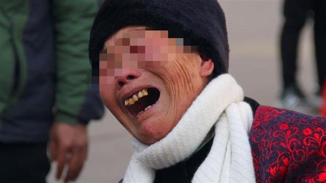 大孙子＂不哭不闹＂，奶奶逢人就夸＂好带＂，医生检查后直摇头