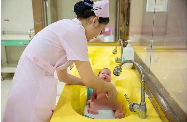 护理新生宝宝要注意，宝宝的这2个部位“很脆弱”，可别随便碰
