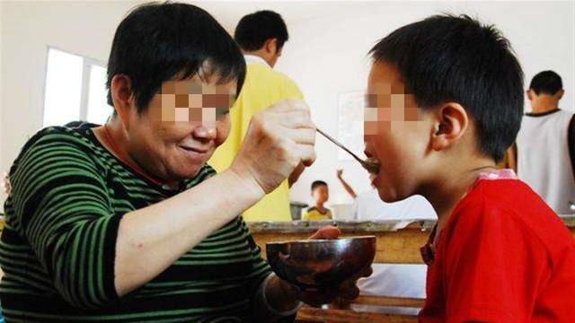 大孙子＂不哭不闹＂，奶奶逢人就夸＂好带＂，医生检查后直摇头