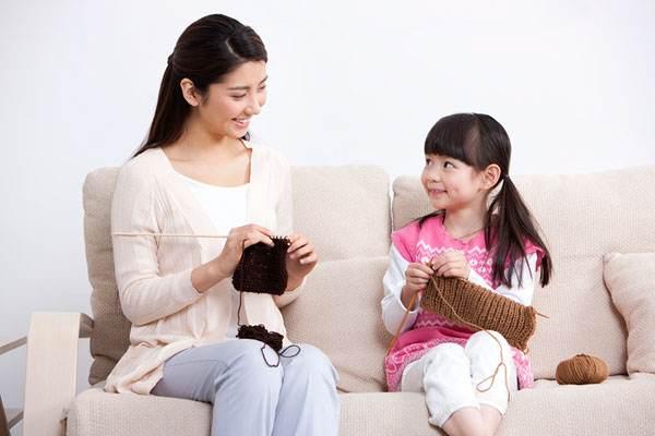 女儿放学后，总觉得哪里不对，路人提醒后，妈妈瞬间反应过来